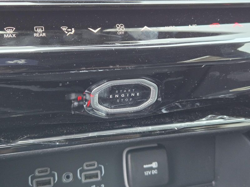 New 2026 Jeep Grand Cherokee Laredo Altitude 4x2