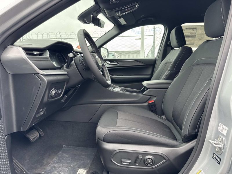 New 2026 Jeep Grand Cherokee L Laredo 4x2