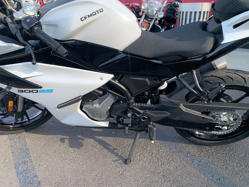 New 2025 CFMOTO 300SS Image 12