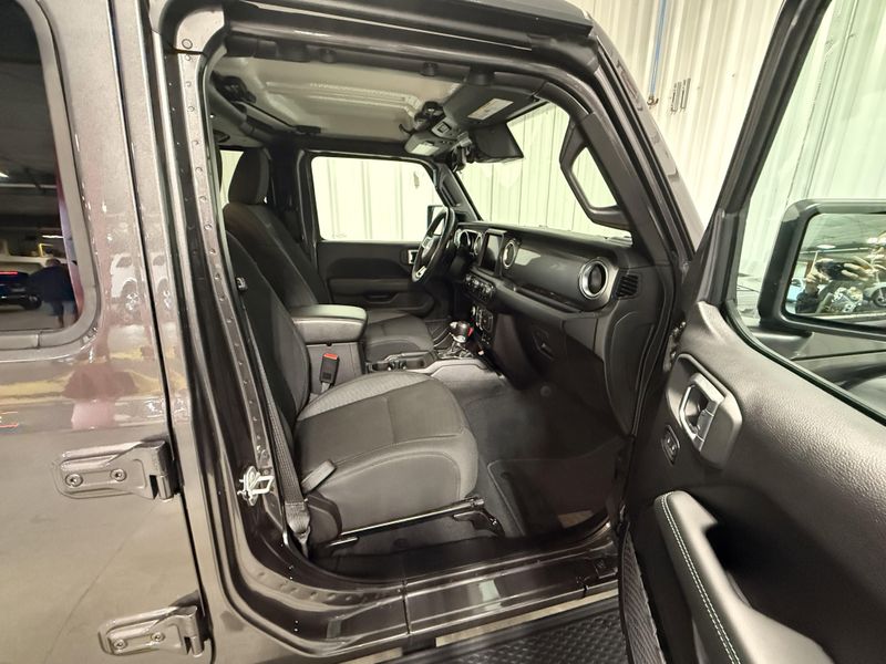 Used 2020 Jeep Gladiator OverlandImage 11