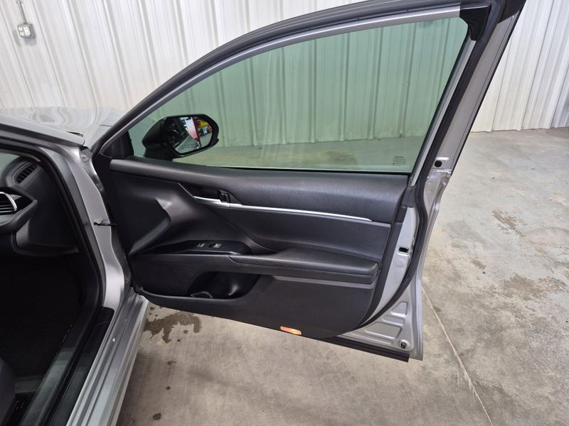 2019 Toyota Camry SEImage 9