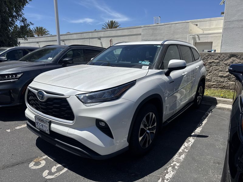 Used 2020 Toyota Highlander Hybrid XLEImage 2