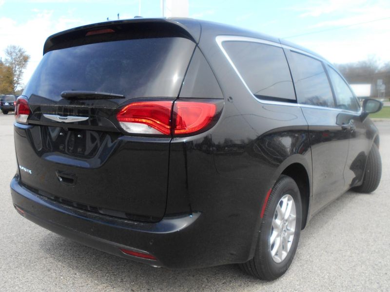2025 Chrysler Voyager LxImage 32