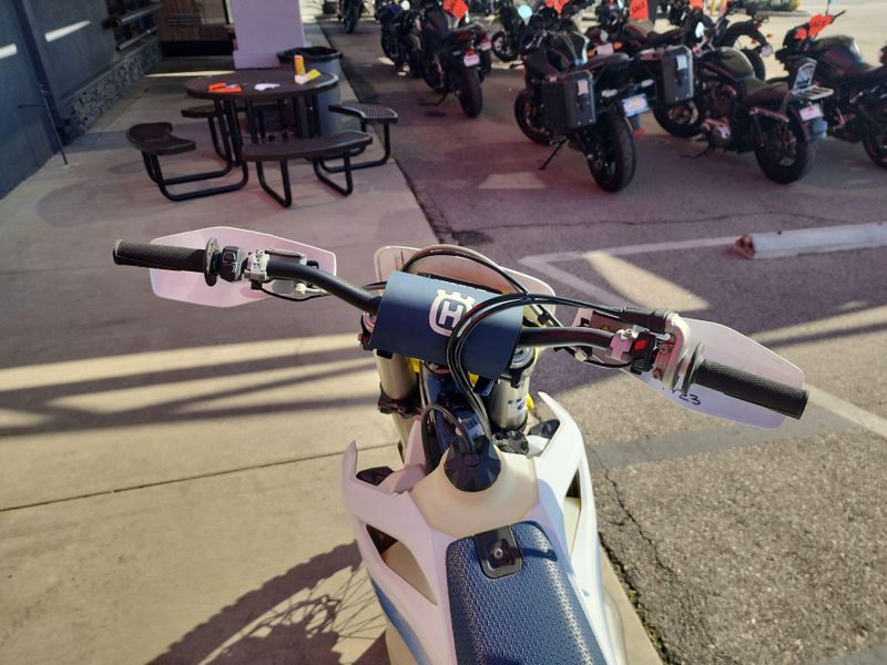 2024 HUSQVARNA TE 300  in a WHITE exterior color. Del Amo Motorsports of Los Angeles (562) 262-9181 delamomotorsports.com 