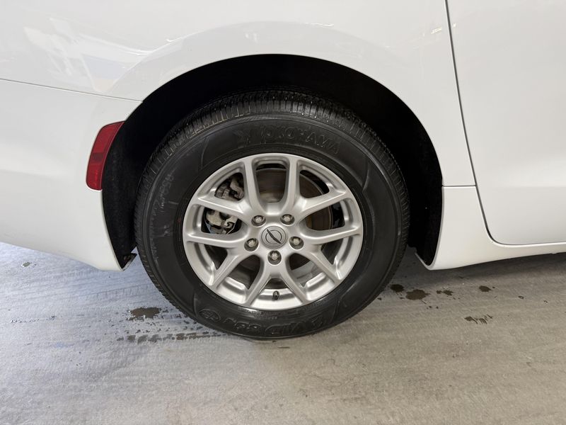 Used 2024 Chrysler Pacifica Touring LImage 6