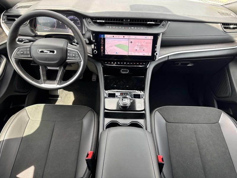 New 2026 Jeep Grand Cherokee Laredo Altitude 4x2