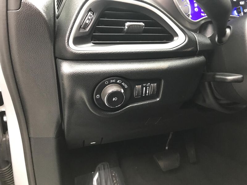 Used 2026 Chrysler Pacifica SelectImage 9