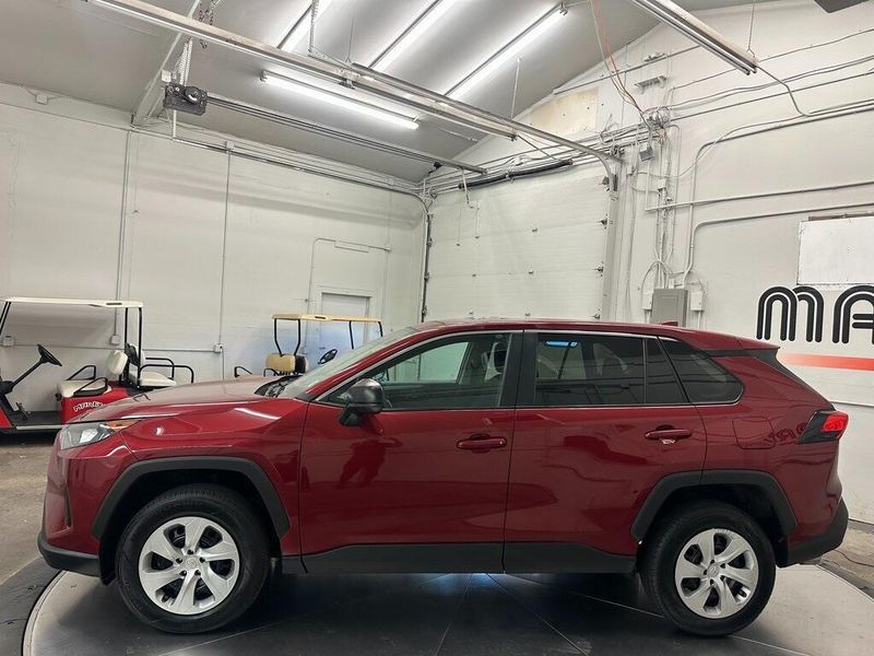 2022 Toyota RAV4 LE photo 4