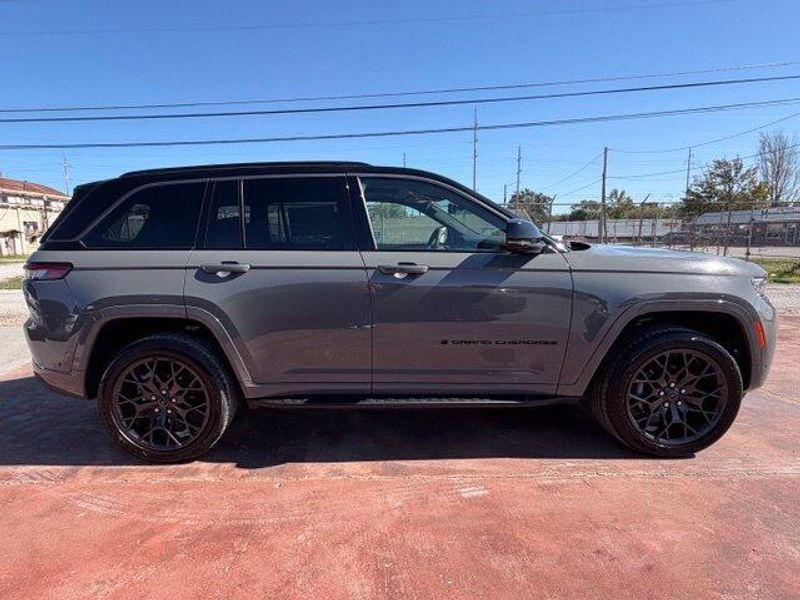 New 2027 Jeep Grand Cherokee Summit 4x4Image 4