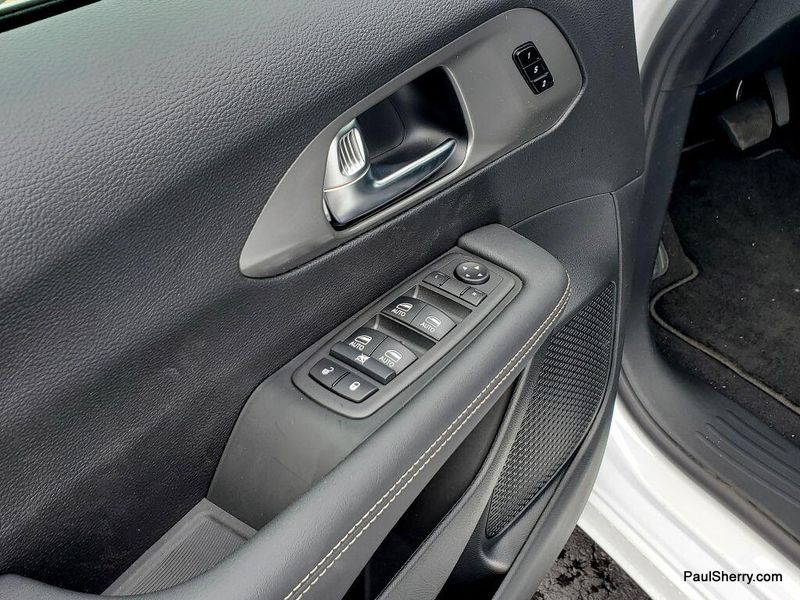 New 2025 Chrysler Pacifica SelectImage 19