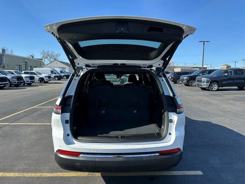 2025 Jeep Grand Cherokee L Laredo X 4x4Image 11