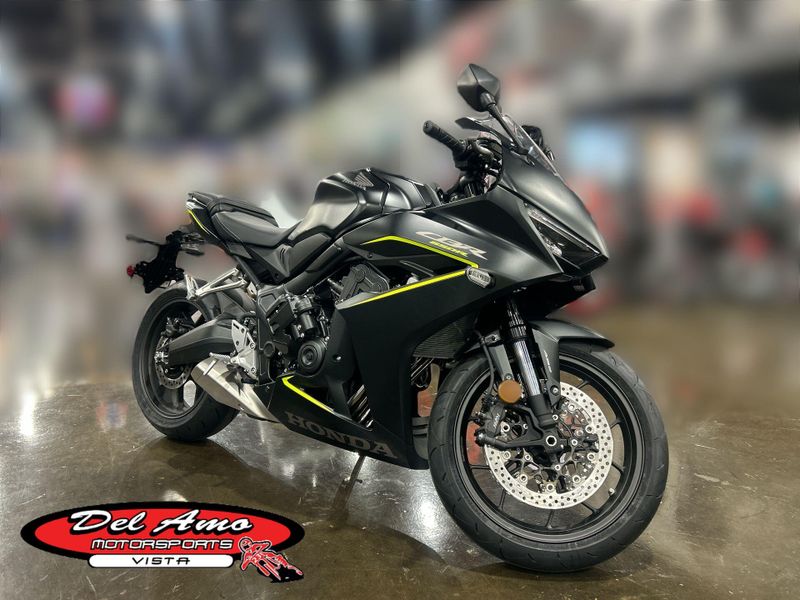 New 2026 Honda CBR650R E-CLUTCH Image 1