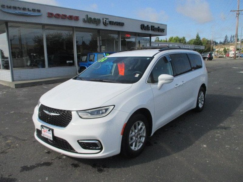 2022 Chrysler Pacifica Touring LImage 2