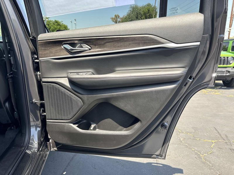 New 2026 Jeep Grand Cherokee L Laredo Altitude 4x2