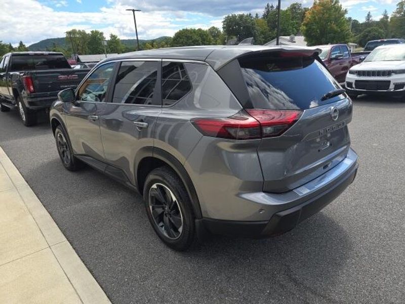 2025 Nissan Rogue SV photo 4