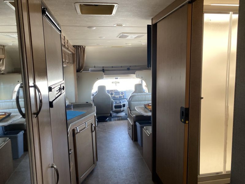 Used 2017 THOR CHATEAU 31Y Image 10