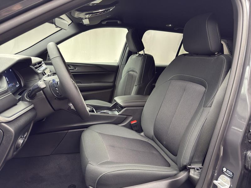 New 2025 Jeep Grand Cherokee Laredo 4x4Image 7