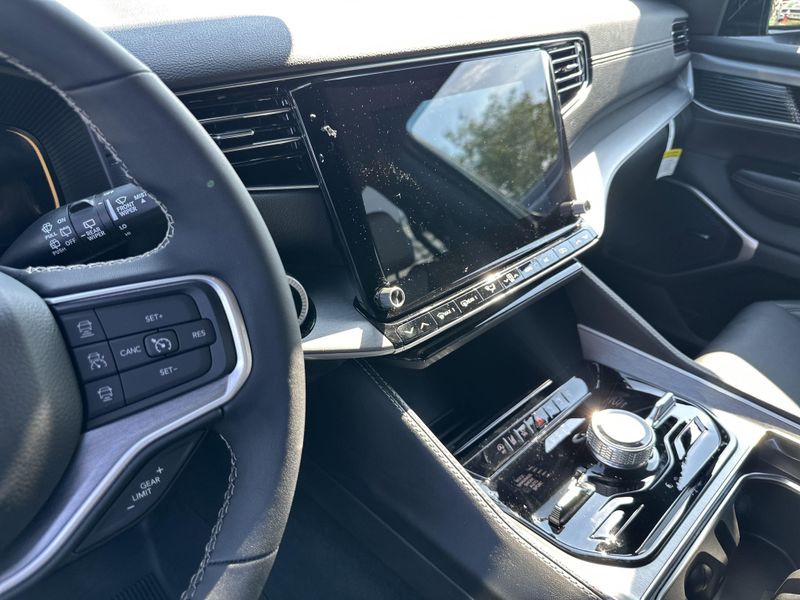 2025 Jeep Wagoneer Overland 4x4Image 32