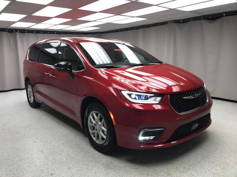 New 2026 Chrysler Pacifica SelectImage 16