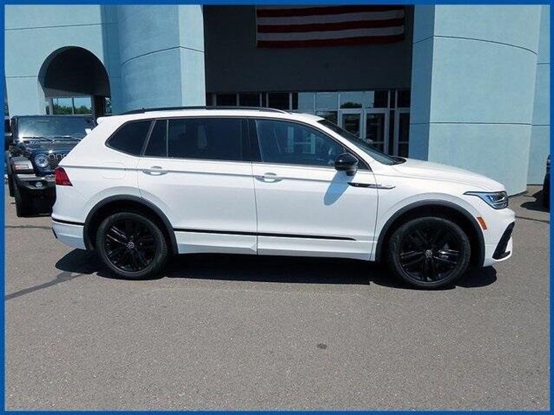 2022 Volkswagen Tiguan 2.0T SE R-Line BlackImage 2