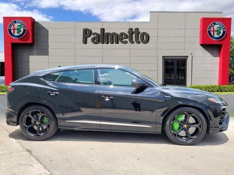 2020 Lamborghini Urus photo 3