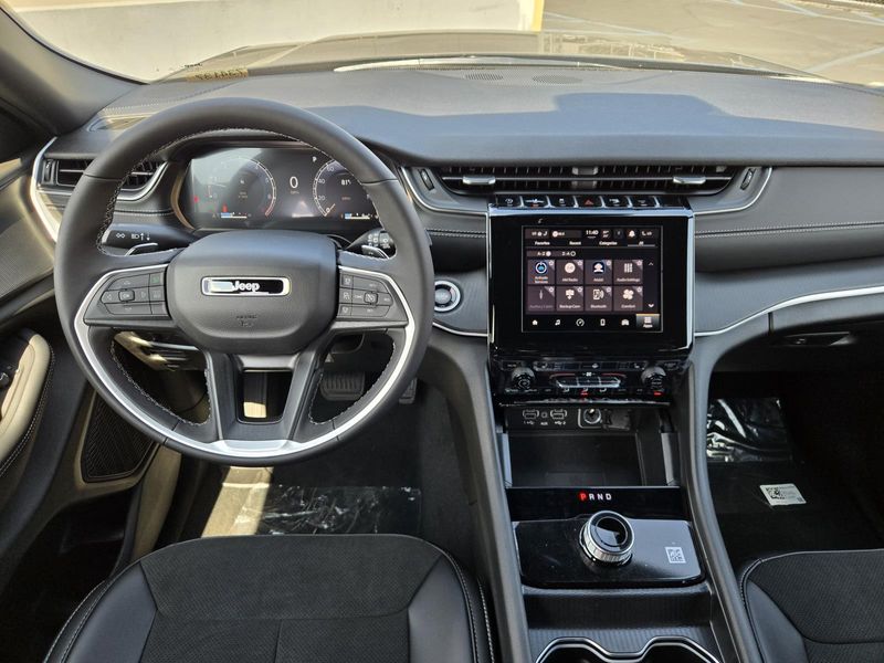 2025 Jeep Grand Cherokee Altitude photo 4
