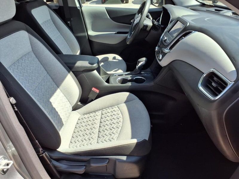 2023 Chevrolet Equinox LT photo 3