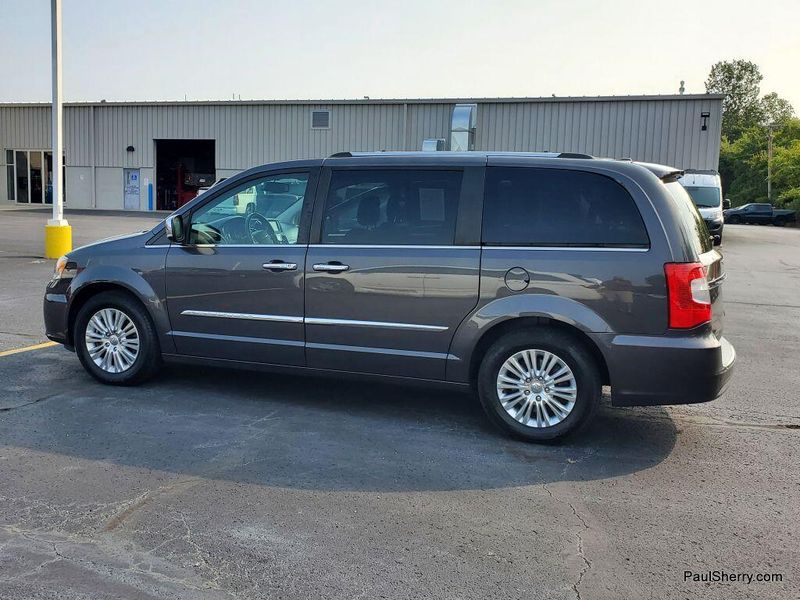 2016 Chrysler Town & Country Limited photo 2