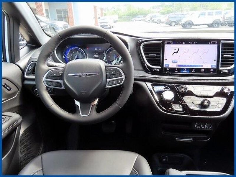 New 2025 Chrysler Pacifica SelectImage 12