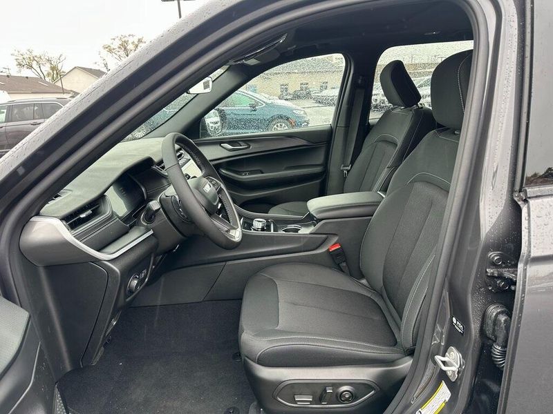 2025 Jeep Grand Cherokee Laredo X 4x4Image 12