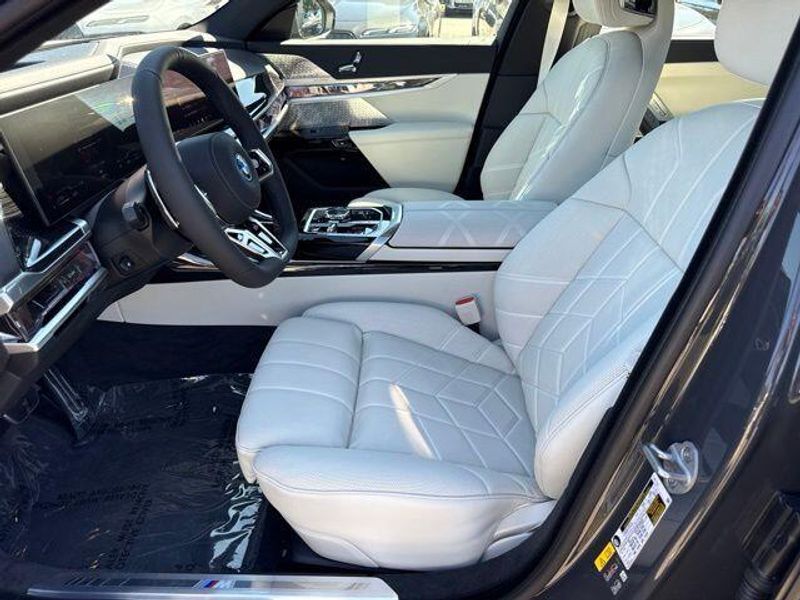 New 2026 BMW 7 Series 750e xDriveImage 17