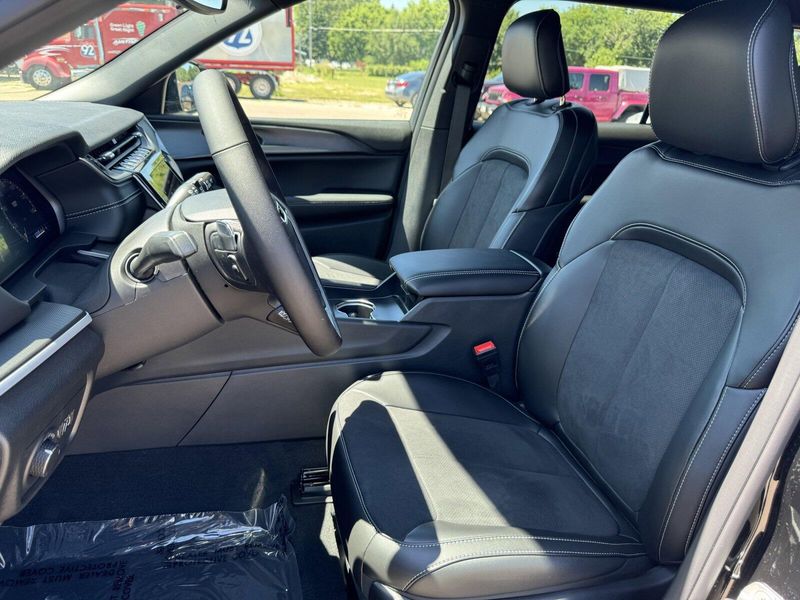 2024 Jeep Grand Cherokee L Altitude XImage 12