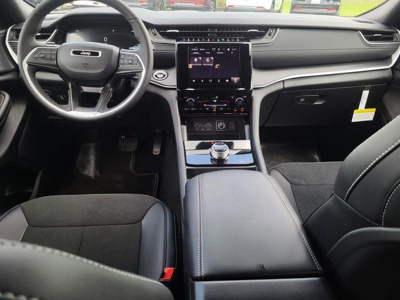 2025 Jeep Grand Cherokee L Altitude X 4x4Image 29