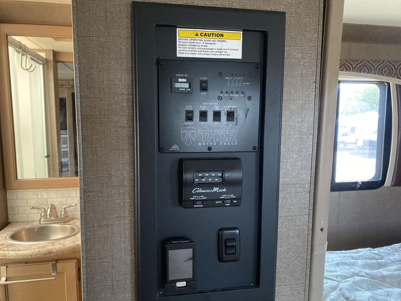 Used 2017 THOR CHATEAU 31Y Image 18