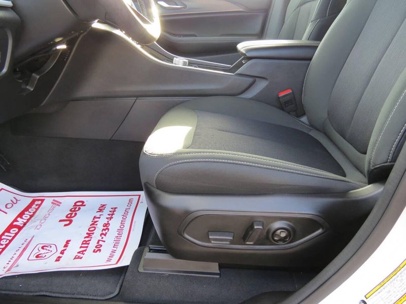 Used 2024 Jeep Grand Cherokee Laredo 4x4 4dr SUVImage 14