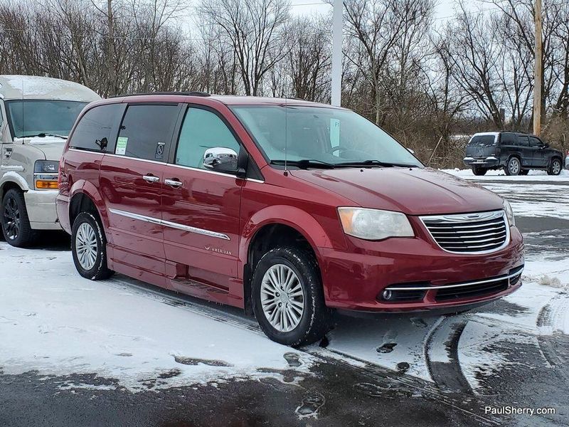 2016 Chrysler Town & Country Touring-LImage 11