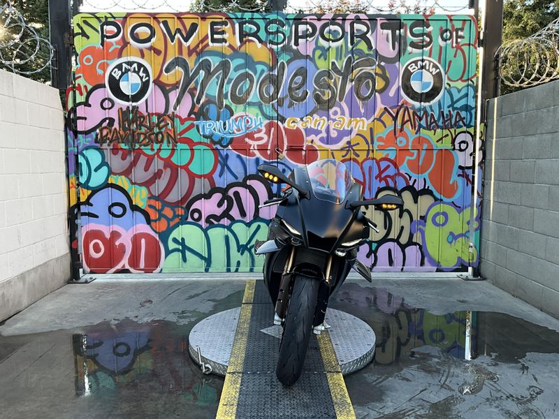 Used 2025 Yamaha YZF-R1 Image 2