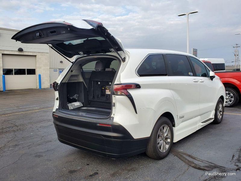 2022 Toyota Sienna LEImage 4