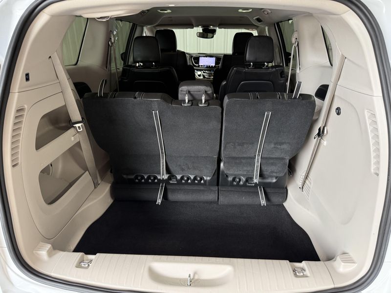 Used 2023 Chrysler Pacifica Touring LImage 5