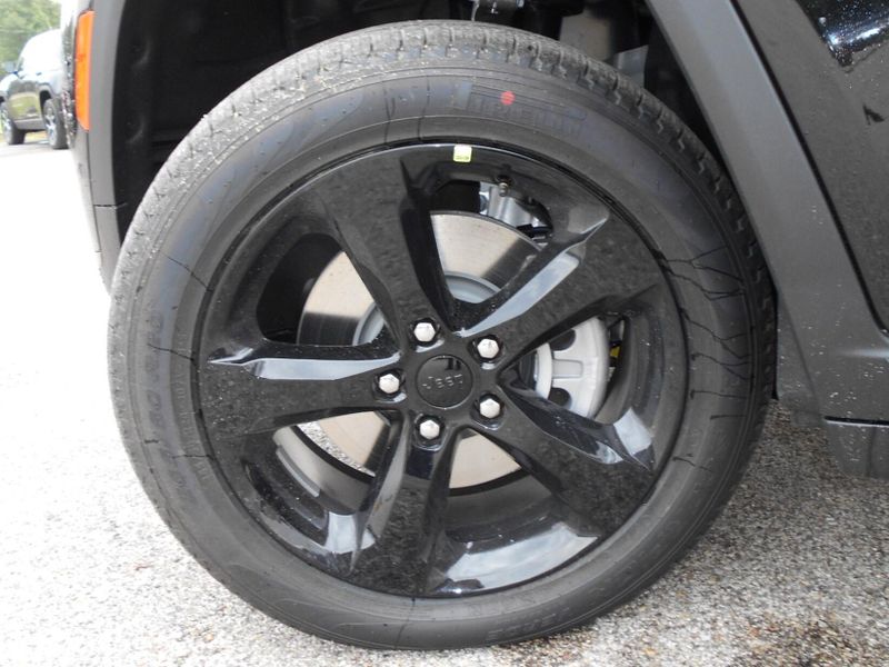 New 2025 Jeep Grand Cherokee L Limited 4x4Image 8