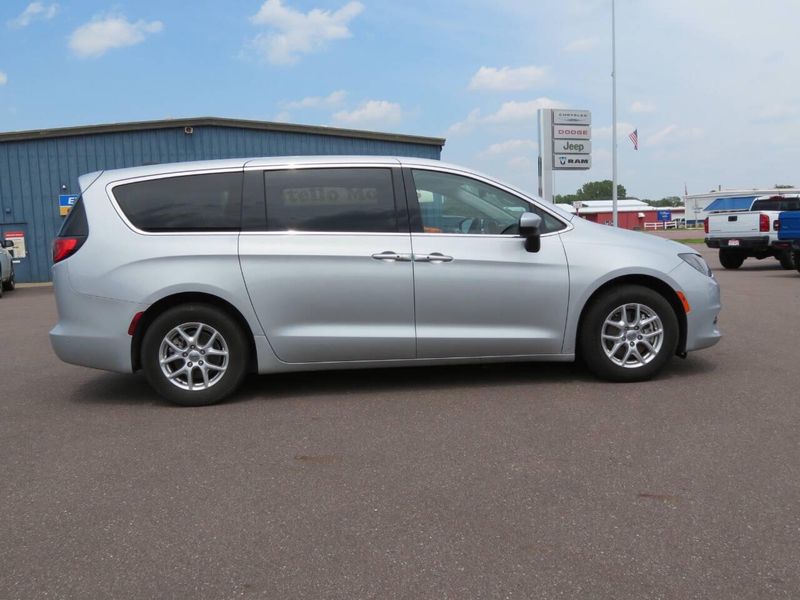 2023 Chrysler Voyager LX 4dr Mini VanImage 1