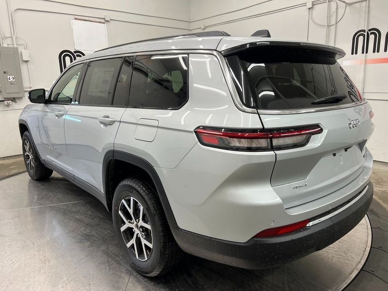 2023 Jeep Grand Cherokee L Limited 4x4Image 8