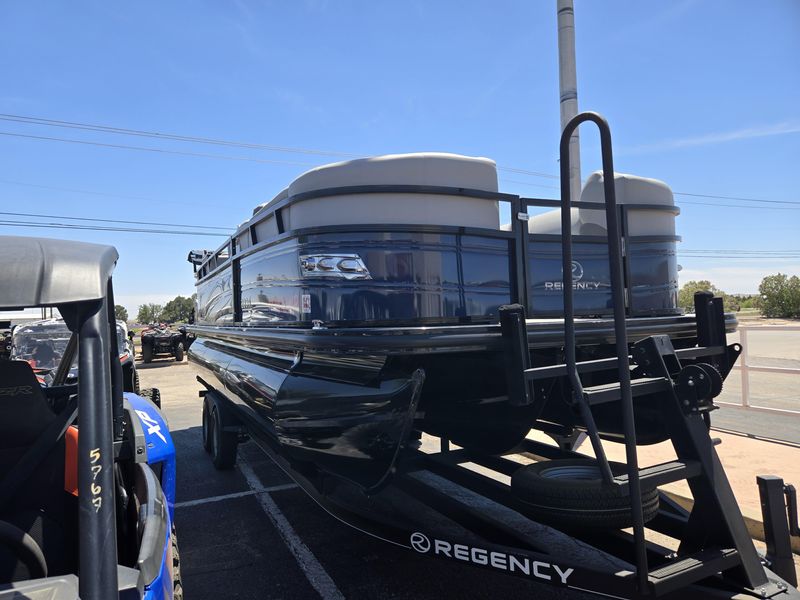 USED 2022 TRACKER REGENCY 230 DL3 Image 6