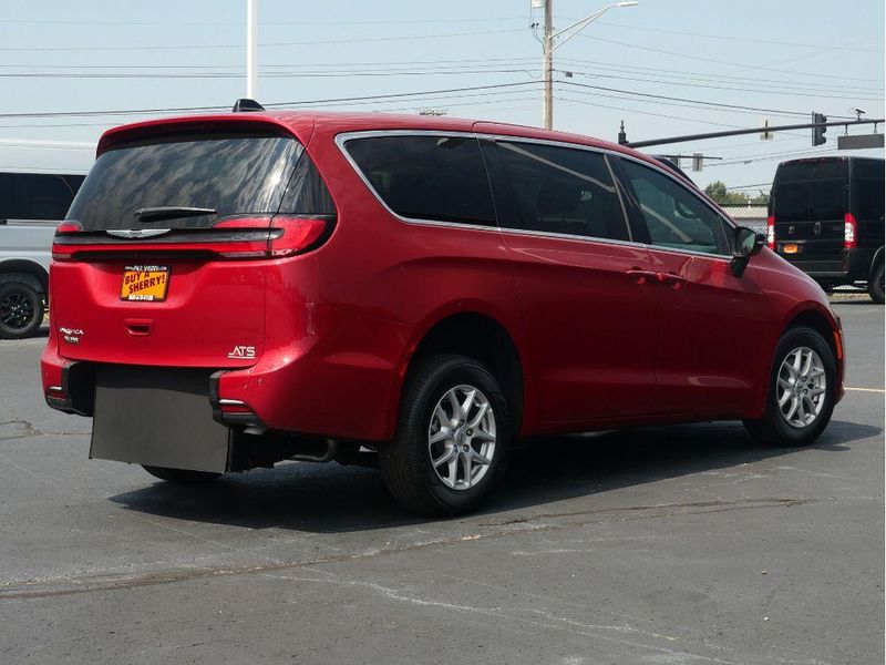 2024 Chrysler Pacifica TouringImage 10