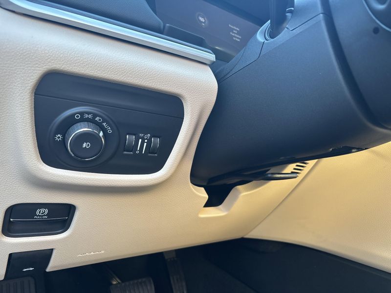 New 2025 Jeep Grand Cherokee L Limited 4x4Image 34