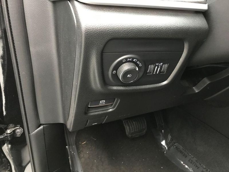 Used 2023 Jeep Grand Cherokee L LimitedImage 4