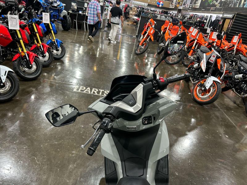 2025 Honda PCX Image 14