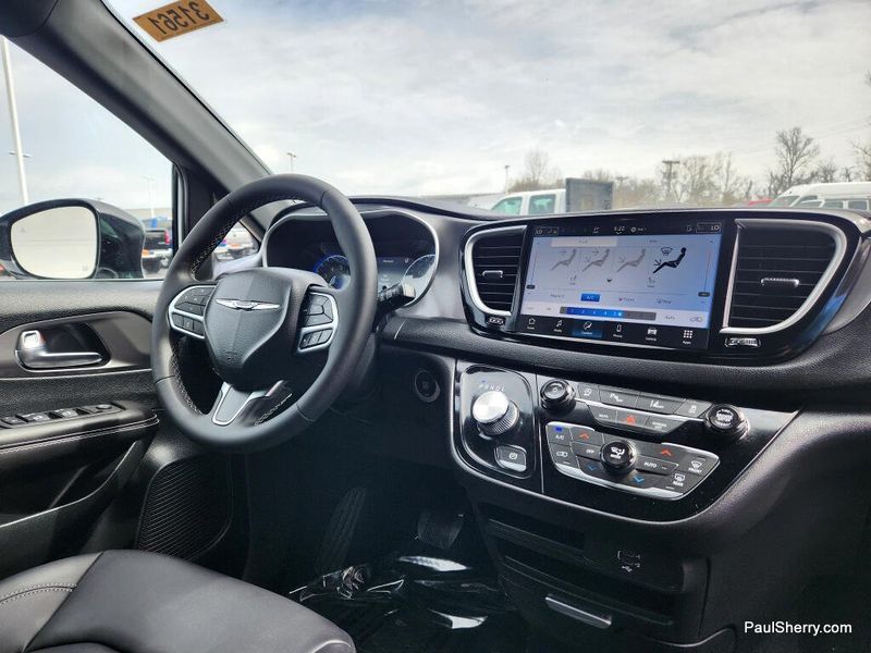 New 2026 Chrysler Voyager Lx