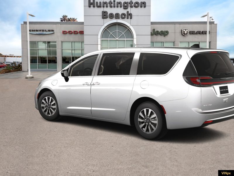 2024 Chrysler Pacifica Hybrid SelectImage 4