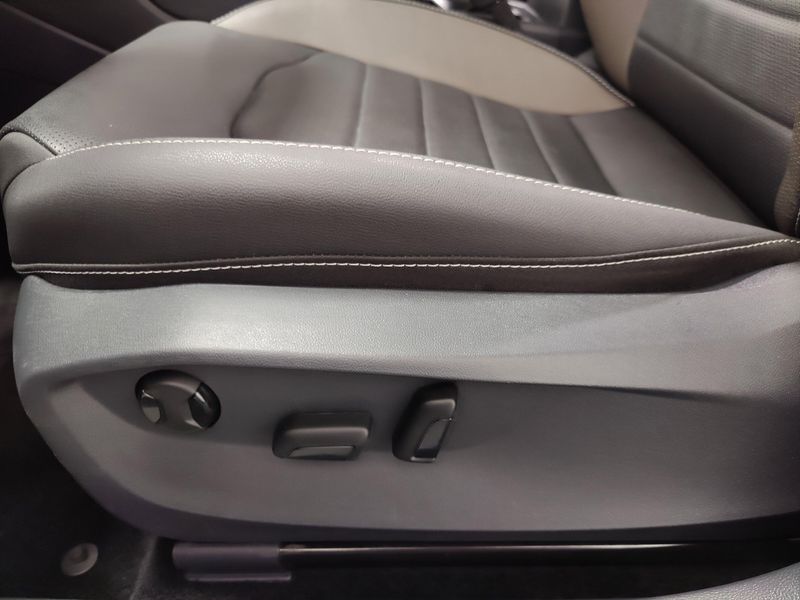 Used 2024 Volkswagen Taos SEL AWD w/Sunroof/NavImage 17